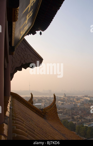 Blick vom Yellow Crane Tower auf modernen Teil von Wuhan, Provinz Hubei, China Stockfoto