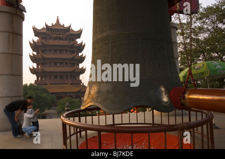 Yellow Crane Tower und Millennium Bell in Wuhan, Provinz Hubei, China Stockfoto