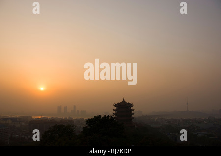 Sonnenuntergang über dem gelben Kran Turm. Wuhan, Provinz Hubei, China. Stockfoto