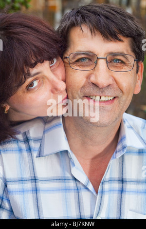 Familienbild der Ehefrau Ehemann glücklichen küssen Stockfoto