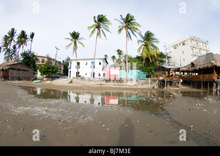 am Strand Szene San Juan del Sur Nicaragua mit Restaurants und Hotels am Pazifischen Ozean Stockfoto