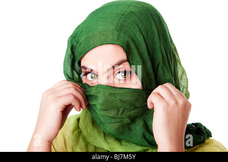 Porträt des geheimnisvollen schönen kaukasischen Hispanic Latina Frau Gesicht mit grünen durchdringenden Augen und halten grüne Mode. Stockfoto