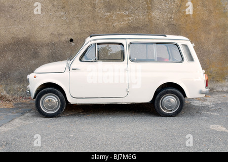 Ein 1960 geparktes weißes Waggon des Fiat-500 in Garidiniera auf einer Seitenstraße im Dorf Malfa auf der Äolischen Insel Salina, Sizilien, Italien. Stockfoto