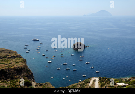 Mittelmeer, verankerte Jachten und die ferne Insel Filicudi am Horizont, von der Insel Salina, Äolische Inseln, Italien aus gesehen. Stockfoto