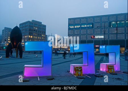 Leuchtbuchstaben und Rakete vor dem Berliner Congress Center, Bcc, während der Chaos Communication Congress 26 3 Stockfoto