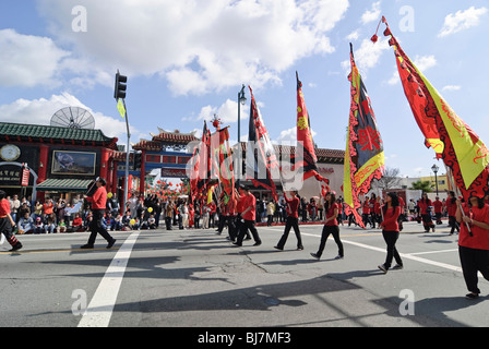 Chinesische Neujahrsparade in Chinatown in Los Angeles, Kalifornien. Ausgestattet mit marching Bands und Schwimmer. Stockfoto