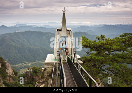 Wanderer an der Spitze der Samseon Treppe, Daedunsan Provincial Park, Südkorea Stockfoto