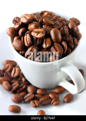 Kaffeebohnen in eine Kaffeetasse. Stock Foto. Stockfoto
