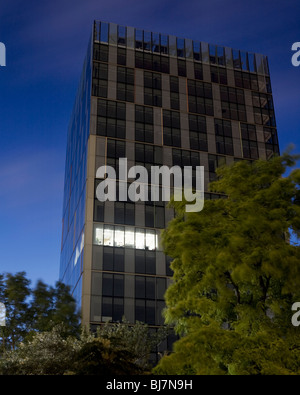 Bürogebäude mit einem Zimmer nachts beleuchtet Stockfoto