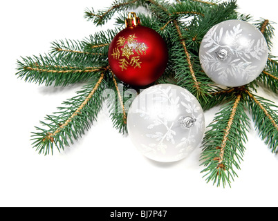 Weihnachtskugeln am Baum Tannenzweig auf weißem Hintergrund Stockfoto