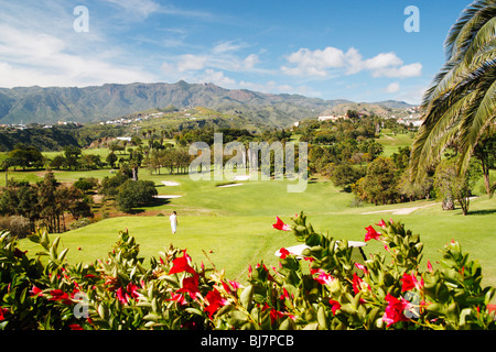 Frau abschlagen auf das erste Loch im Real Club de Golf de Las Palmas, Bandama, Gran Canaria Stockfoto