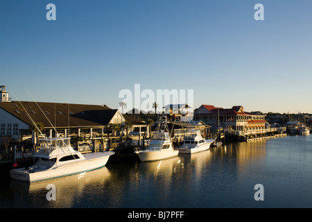 Sport Angelboote/Fischerboote in Shem Creek, Mount Pleasant, South Carolina Stockfoto