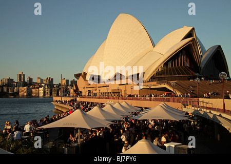 Circular Quay und Opera Bar gegenüber dem berühmten Opernhaus in Sydney, New South Wales, Australien Stockfoto