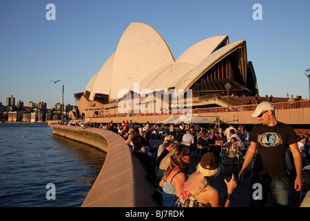 Opera Bar Kunden gegenüber dem berühmten Opernhaus in Sydney, New South Wales, Australien Stockfoto