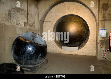 Museumsausstellung von Reinigungskugeln verwendet um Egouts De Paris Kanalisation Tunnel zu reinigen, indem man das Wasser vor dem Ball. Frankreich. Stockfoto