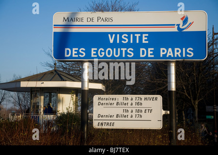 Schild über dem Eingang der Tourist Tour der Kanalisation Paris-Visite Des Egouts De Paris / Kanalisation Museumsbesuch in Paris, Frankreich. Stockfoto