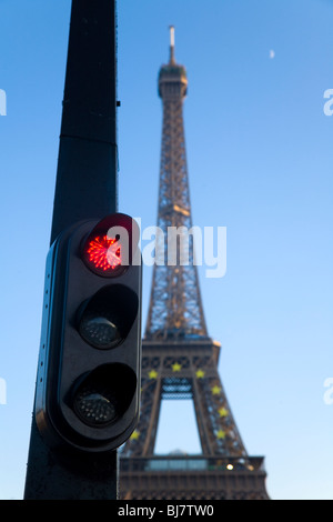 Rote Ampel Französisch / signal in Paris mit dem Eiffelturm hinter. Frankreich. Stockfoto