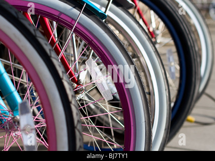 Eine Reihe von Fahrrad-Räder, aufgereiht und bereit für eine Fahrt zu nehmen. Stockfoto