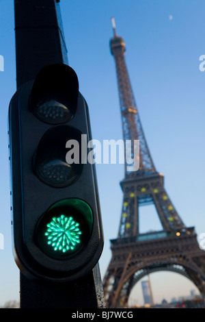 Französische Ampel grün / signal in Paris mit dem Eiffelturm hinter. Frankreich. Stockfoto