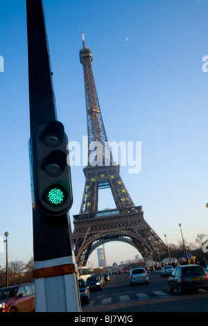 Französische Ampel grün / signal in Paris mit dem Eiffelturm hinter. Frankreich. Stockfoto