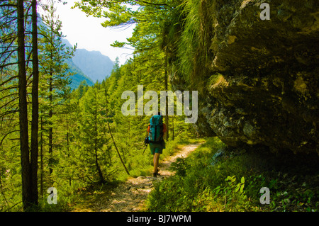 Wanderer auf Trail unter Felsen Überhang in der Vrata Tal, Julischen Alpen, Slowenien Stockfoto