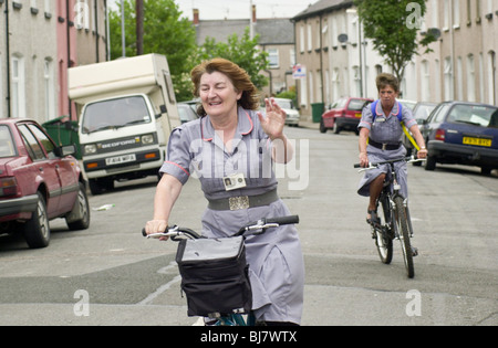 Gemeinschaft Krankenschwestern, bekam auf ihre Fahrräder, ans Haus gefesselt Patienten während der 2000 UK Energiekrise hier im Newport South Wales UK zu besuchen Stockfoto