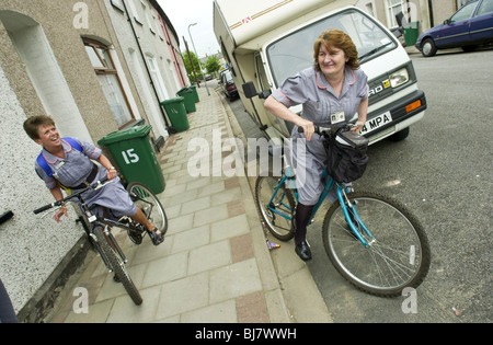 Gemeinschaft Krankenschwestern, bekam auf ihre Fahrräder, ans Haus gefesselt Patienten während der 2000 UK Energiekrise hier im Newport South Wales UK zu besuchen Stockfoto