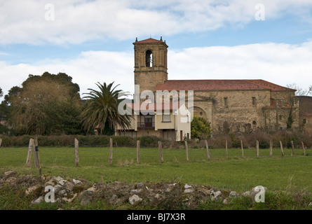 Parochiale Kirche der Santa Cruz aus dem 16. Jahrhundert mit barocken Turm in Escalante, Kantabrien, Spanien, Europa Stockfoto