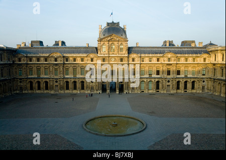 Morgendämmerung und Sonnenaufgang über einen internen Open-Air Innenhof des Louvre Museums / Musée / Palais du Louvre. Paris, Frankreich. Stockfoto