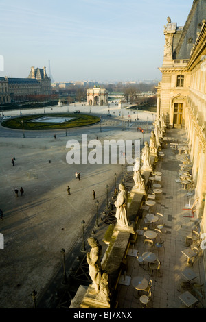 Mit Blick auf den Eiffelturm über Open-Air Innenhof des Louvre Museums / Musée / Palais du Louvre. Paris, Frankreich. Stockfoto