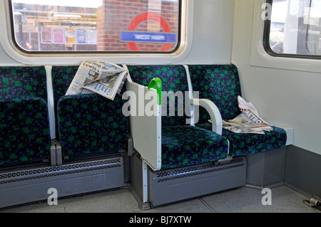 Londoner u-Bahn Zug Wagen kostenlose Tageszeitungen über Sitze verstreut Stockfoto