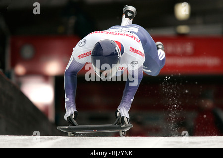 Skeleton-Schlitten springt auf Schlitten zu Beginn des Laufs Stockfoto