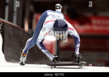 Skeleton-Schlitten springt auf Schlitten zu Beginn des Laufs Stockfoto