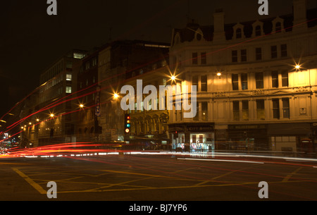 Verkehr-Wege zur Hauptverkehrszeit am Ludgate Circus im Herzen der City of London Stockfoto