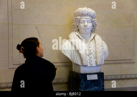 Frau touristischen Blick auf Büste von Rembrandt von Simon Herrenhaus, im Louvre, Paris. Frankreich. Stockfoto