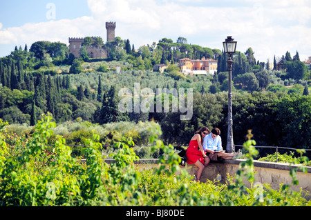 Florenz, Toskana, Italien. Südlich von der oberen Terrasse oder im Garten des Ritters des Boboli-Gartens. Touristen-paar Reiseführer zu lesen Stockfoto