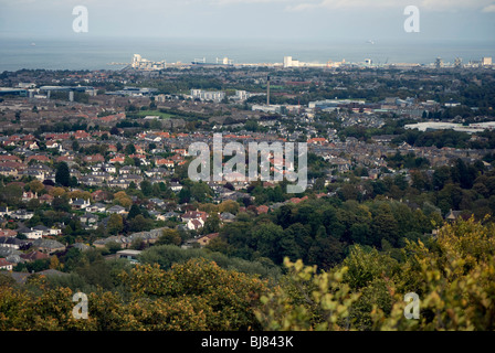 Blick auf Edinburgh, Blick nach Norden in Richtung Leith Docks und Mündung des Forth aus viktorianischem Hill Tower. Stockfoto