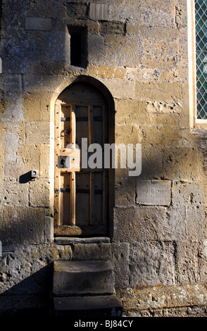 Kleine Tür zum Turm in St. Marien Kirche, Deerhurst, Gloucestershire, England, UK Stockfoto