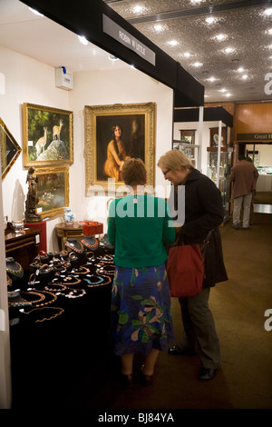 Aussteller / stall, Verkauf von antikem Schmuck und ein Gemälde, Antiquitäten & bildende Kunst Messe, Kensington Town Hall. London. UK Stockfoto