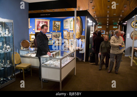 Aussteller / Stände verkaufen Antikschmuck & Kunst / Malerei: Antiquitäten & bildende Kunst Messe, Kensington Town Hall. London. UK Stockfoto