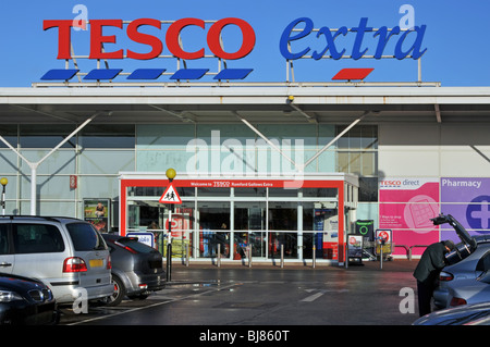 Tesco Extra Parkplatz & Eingang nassen Wintertag Stockfoto