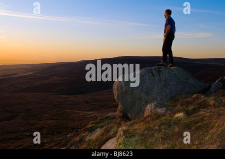 Walker auf Brennand großen Hügel, Wald von Bowland, Lancashire, England Stockfoto