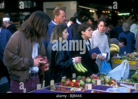 Menschen-Shopper einkaufen auf MIDI-Markt in der Nähe von Gare du Midi Stadt Brüssel Brüssel Hauptstadt Region Belgien Europas Stockfoto