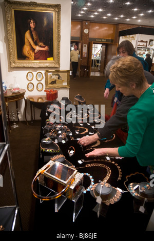 Aussteller / stall, Verkauf von antikem Schmuck und ein Gemälde, Antiquitäten & bildende Kunst Messe, Kensington Town Hall. London. UK Stockfoto