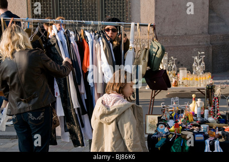 Paris, Frankreich - Straßenszene, Frau Shopping, außerhalb, öffentliche "Flohmarkt" Garage Verkauf auf "Cour de Vincennes" Stockfoto