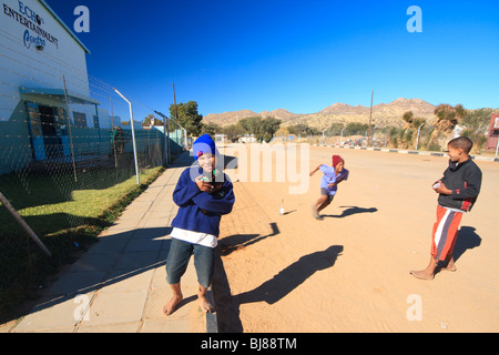 Afrika blauer Himmel Kinder Namibia Rehoboth Street Stockfoto