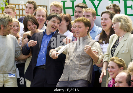 Paul McCartney mit Peter Florenz und Mitarbeiter von Hay Festival 2001 Stockfoto