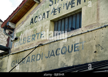 Paris, Frankreich, Flohmarkt, Französischer Antiquitätenmarkt, Laden Mit Altem Vintage-Schild, Detailfassade, Außen Stockfoto