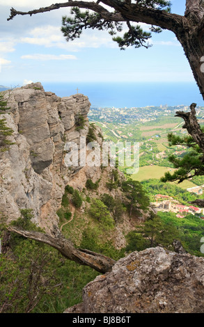 Blick auf die Stadt Yalta aus Steigung der Berg Aj-Petri und Kreuz auf Felsen (Trail botanischen, Krim, Ukraine) Stockfoto