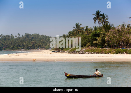 Indien, Kerala, Mahe (Pondicherry) Unionsterritorium, Mann im Einbaum an der Mündung Stockfoto